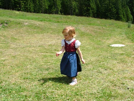 Bambina vestita Tirolese